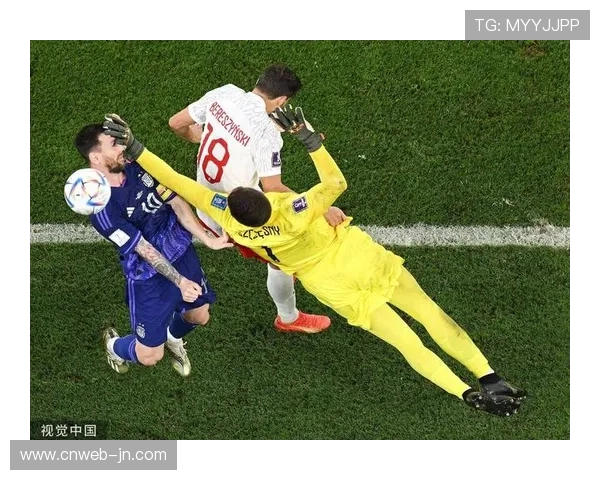 多纳鲁马遭推搡争议，沃尔特玛德头球前推人动作未判犯规